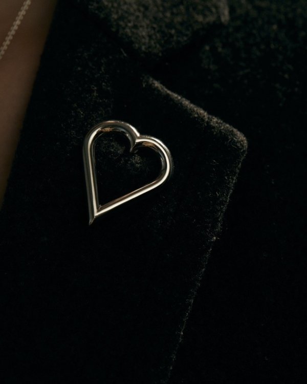 Больше — лучше! Актуальные стейтмент-броши для эффектного