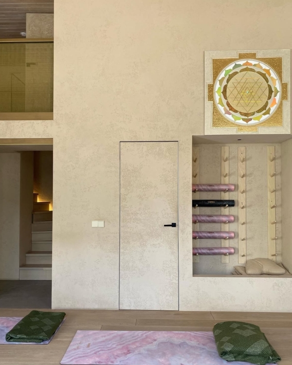 Собака мордой вниз: 7 топовых йога-студий Москвы