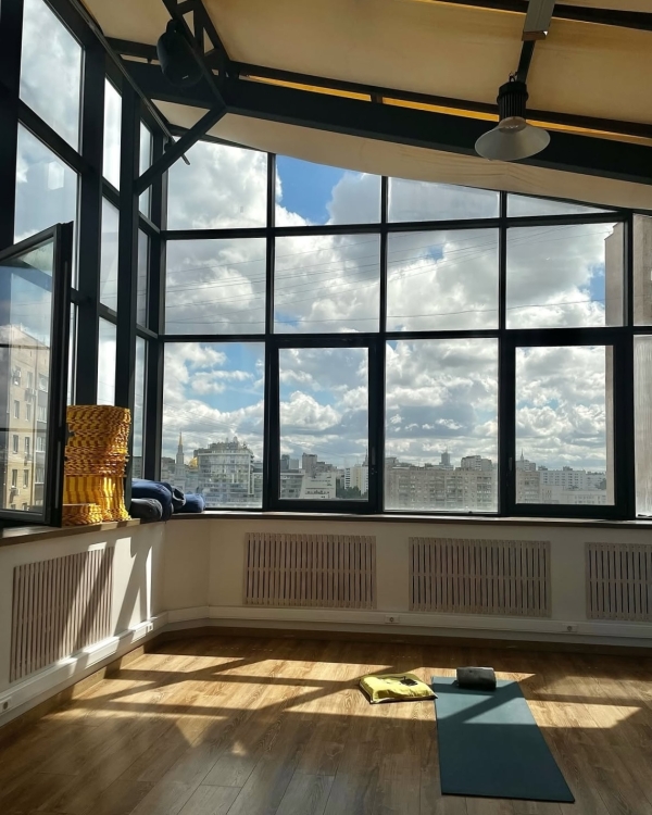 Собака мордой вниз: 7 топовых йога-студий Москвы