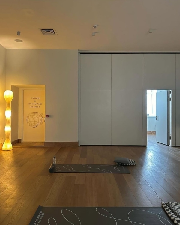 Собака мордой вниз: 7 топовых йога-студий Москвы