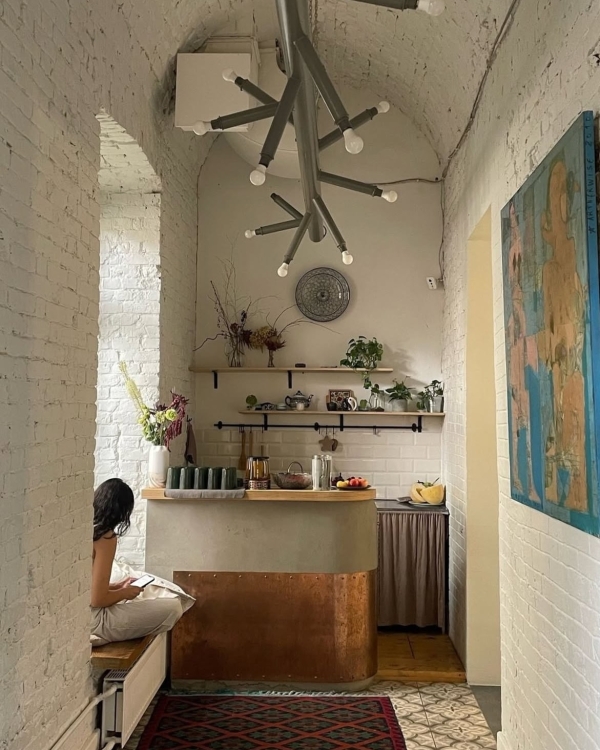 Собака мордой вниз: 7 топовых йога-студий Москвы