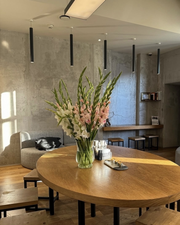 Собака мордой вниз: 7 топовых йога-студий Москвы