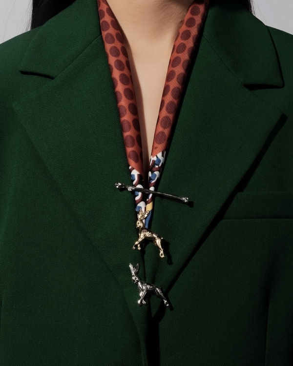 Больше — лучше! Актуальные стейтмент-броши для эффектного