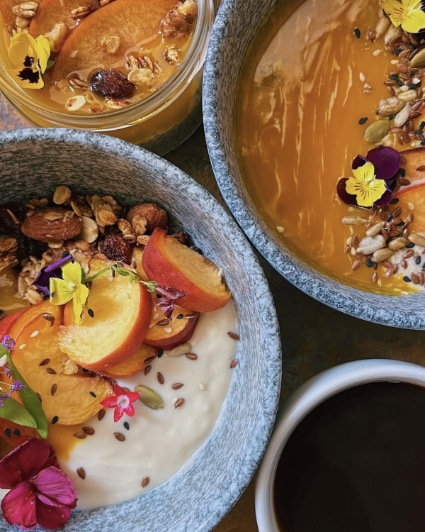 Собака мордой вниз: 7 топовых йога-студий Москвы