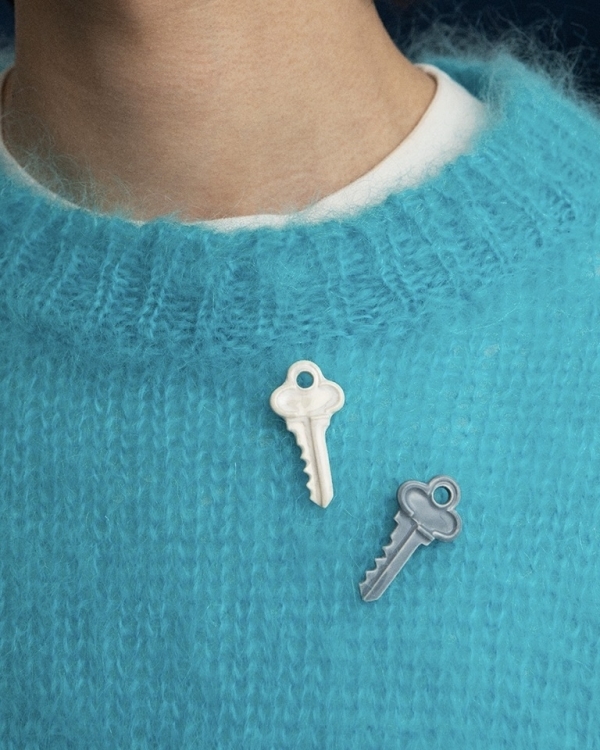 Больше — лучше! Актуальные стейтмент-броши для эффектного