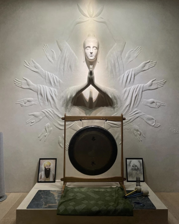 Собака мордой вниз: 7 топовых йога-студий Москвы