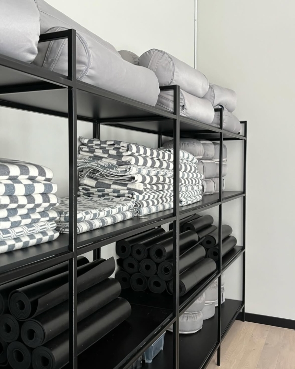 Собака мордой вниз: 7 топовых йога-студий Москвы