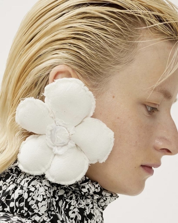 Серьги в форме цветов, как на показе