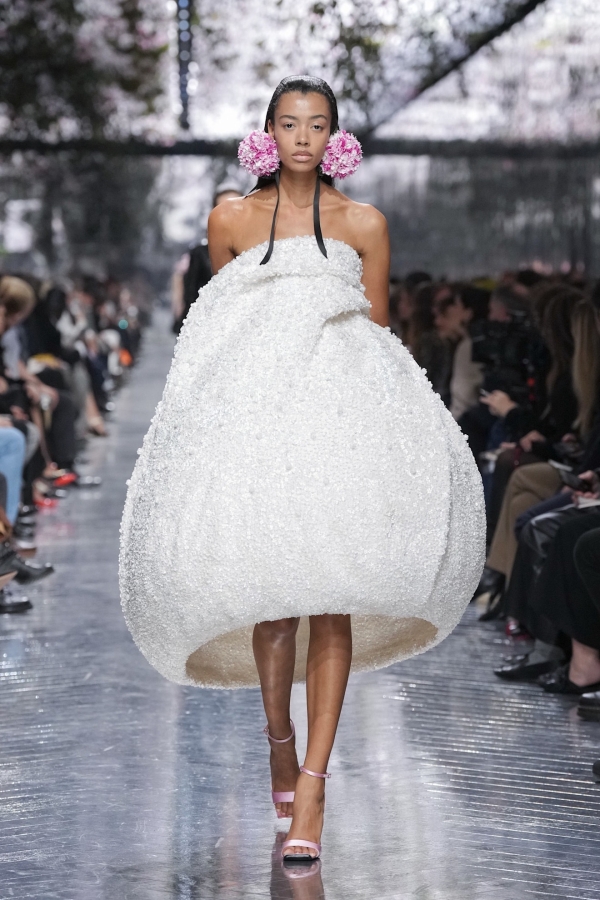 Невестам обязательно нужно увидеть новую кутюрную коллекцию