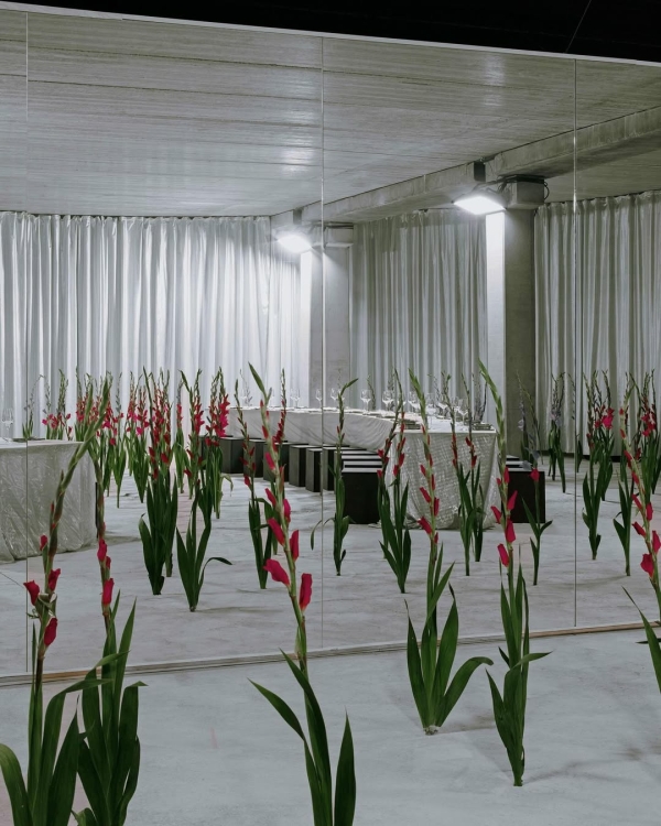 Минимализм в свадьбах все еще актуален. Смотрите,