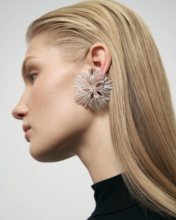 Серьги в форме цветов, как на показе