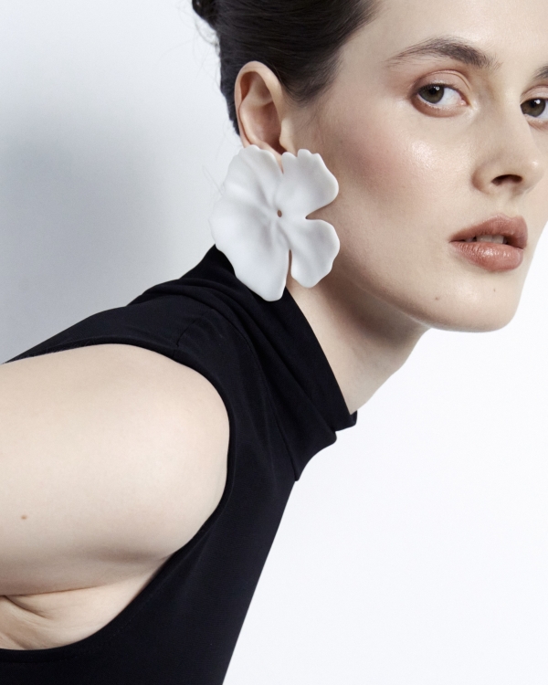 Серьги в форме цветов, как на показе