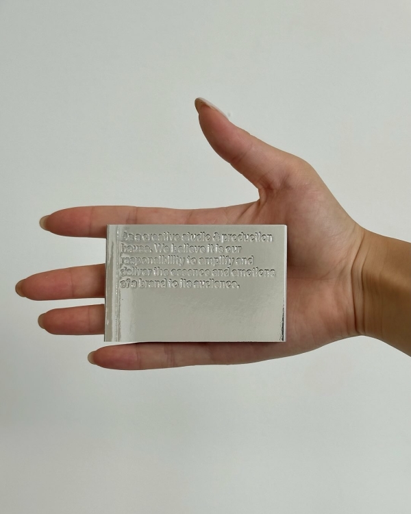 Минимализм в свадьбах все еще актуален. Смотрите,