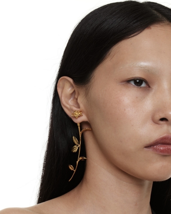 Серьги в форме цветов, как на показе