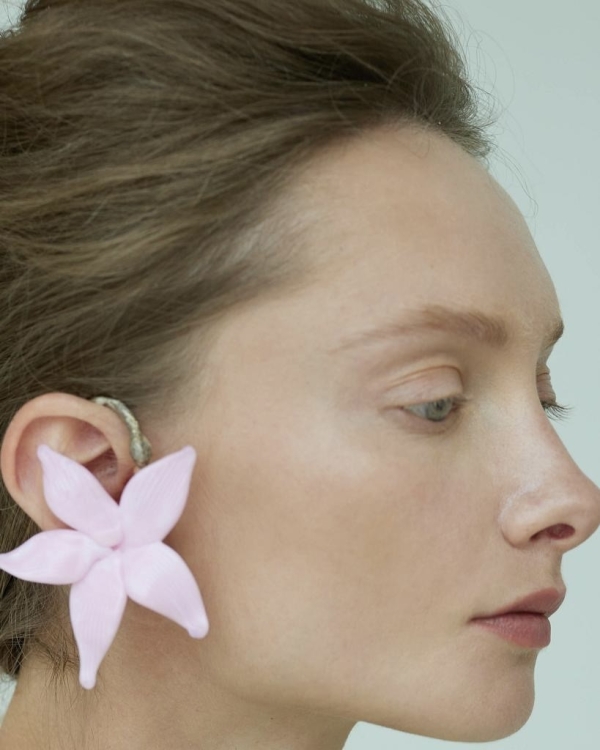 Серьги в форме цветов, как на показе