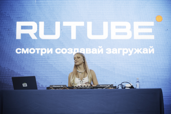 Диджеи Лена Зозуля