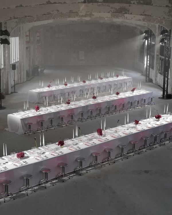 Минимализм в свадьбах все еще актуален. Смотрите,