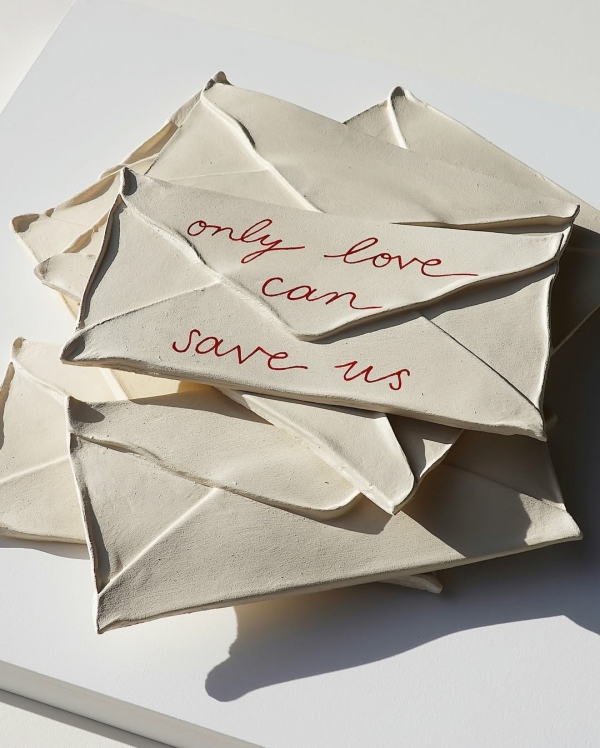 Минимализм в свадьбах все еще актуален. Смотрите,