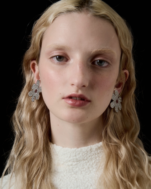 Серьги в форме цветов, как на показе