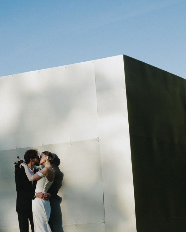 Минимализм в свадьбах все еще актуален. Смотрите,