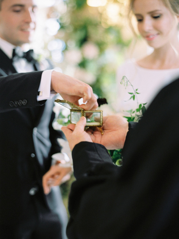 Свадебная церемония: кому доверить трогательный момент?