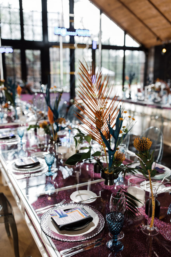 Яркая свадьба с церемонией у большого синего