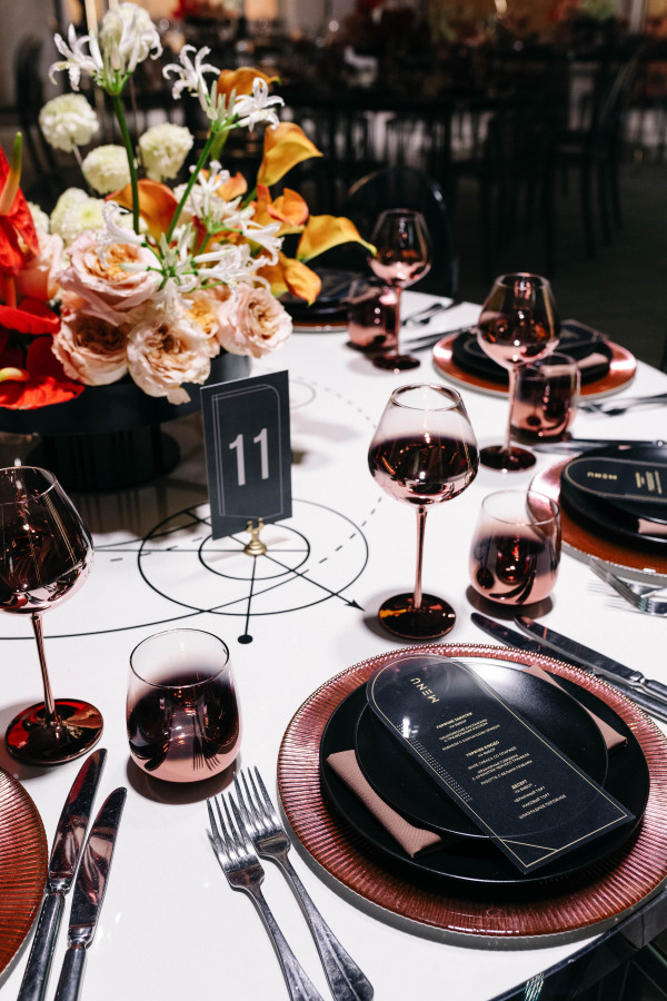 Современная осенняя свадьба в золотистых оттенках