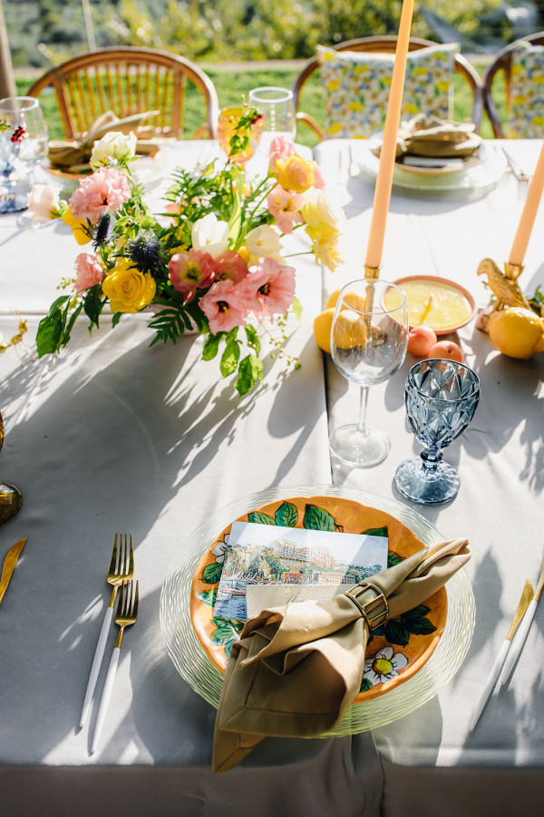 Свадебный ужин под сенью виноградных листьев