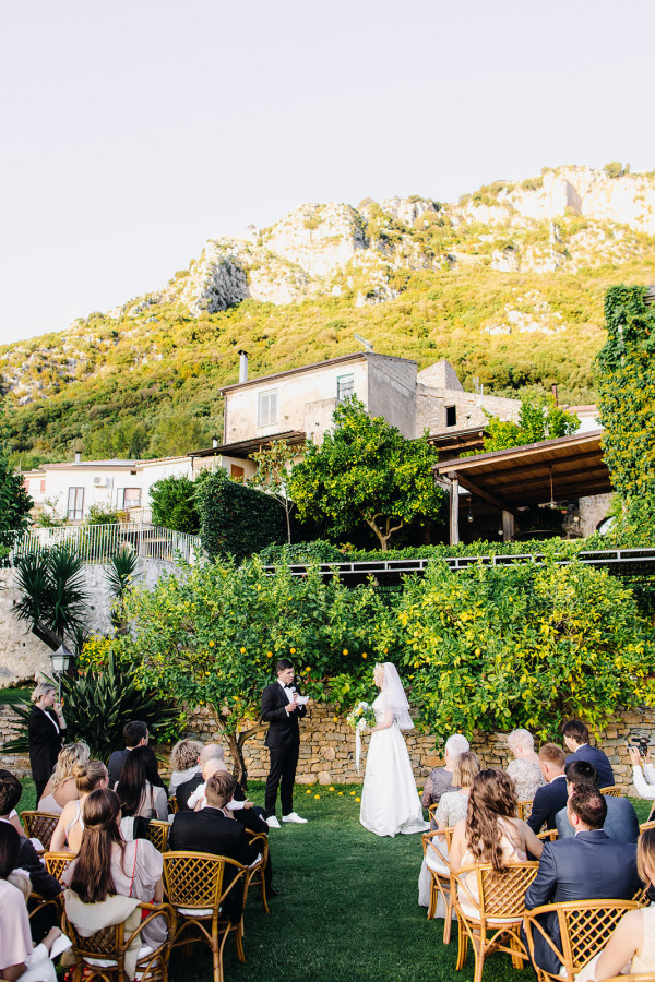 Свадебный ужин под сенью виноградных листьев