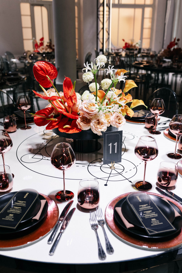 Современная осенняя свадьба в золотистых оттенках