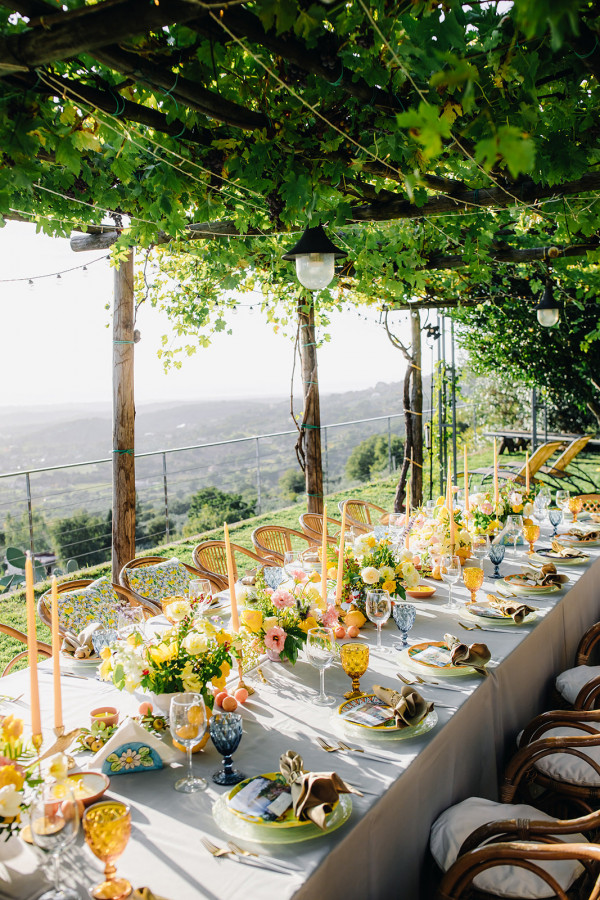Свадебный ужин под сенью виноградных листьев