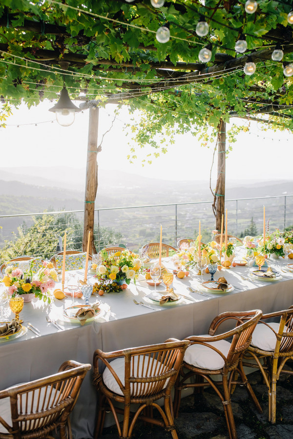 Свадебный ужин под сенью виноградных листьев