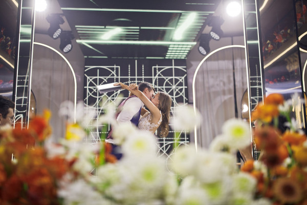 Современная осенняя свадьба в золотистых оттенках