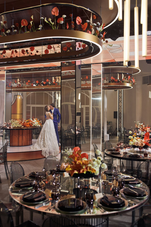 Современная осенняя свадьба в золотистых оттенках