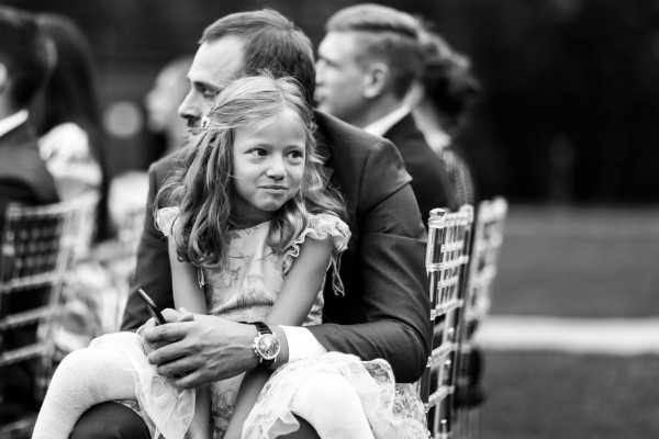 Яркая свадьба с церемонией у большого синего