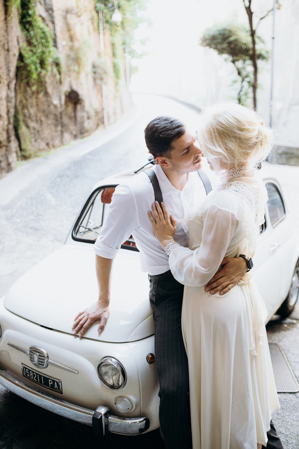 Невеста в свадебном платье своей мамы —