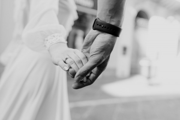 Невеста в свадебном платье своей мамы —