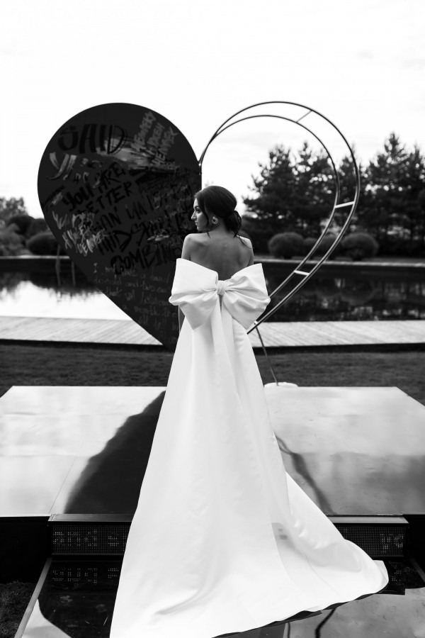 Яркая свадьба с церемонией у большого синего