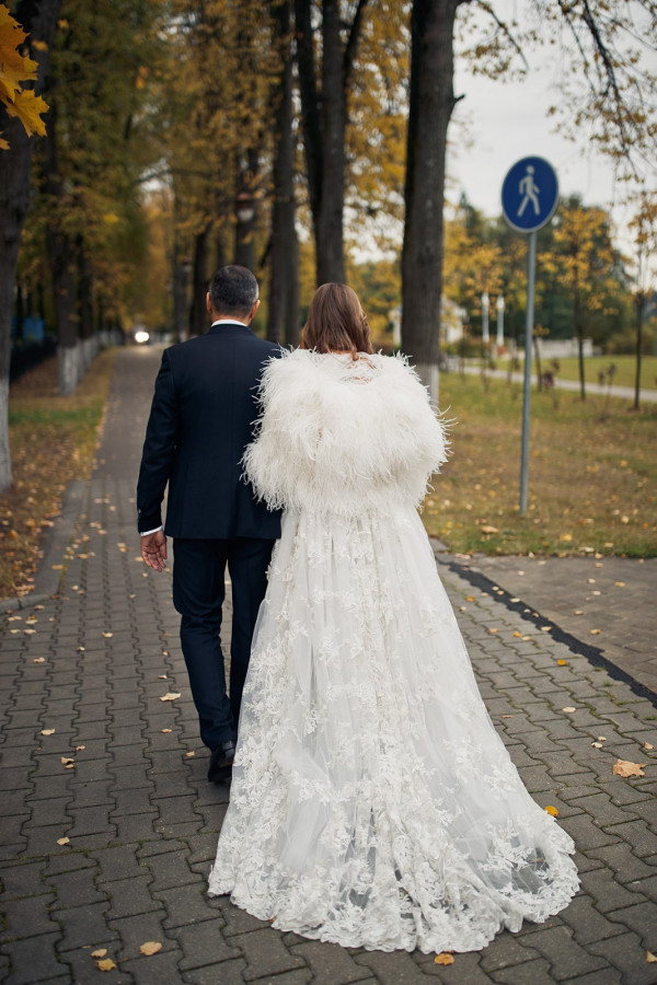 Современная осенняя свадьба в золотистых оттенках