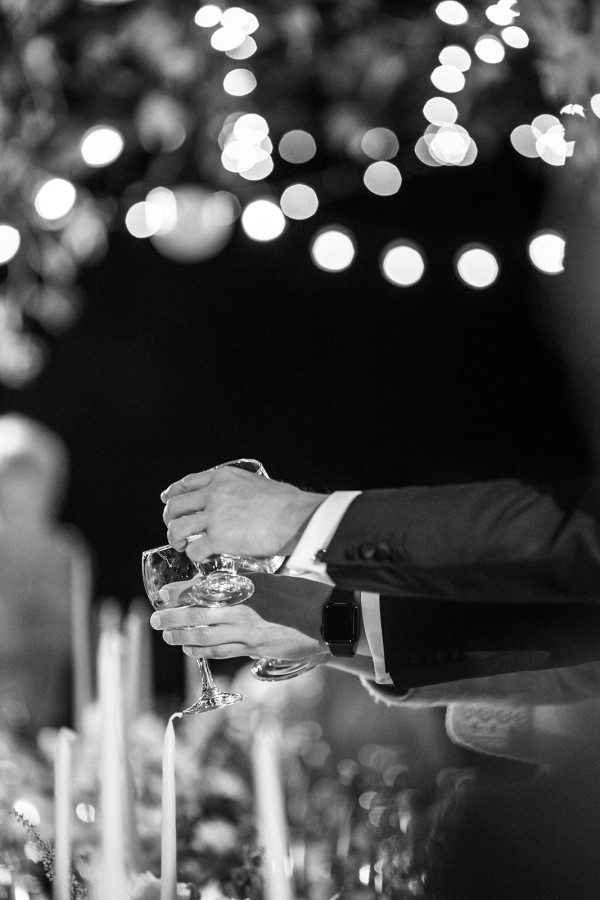 Свадебный ужин под сенью виноградных листьев