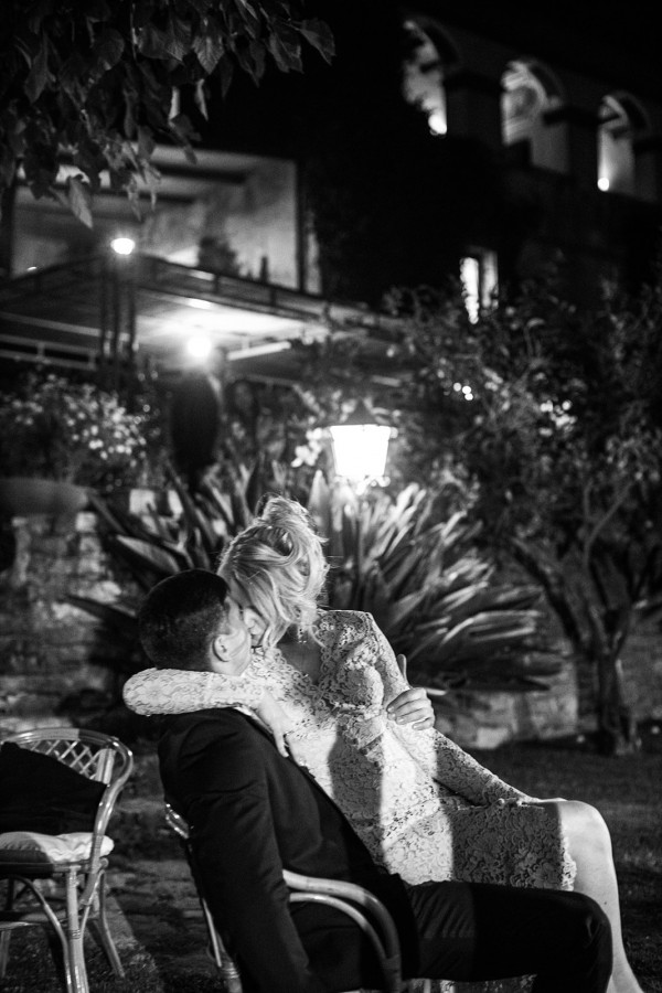 Свадебный ужин под сенью виноградных листьев