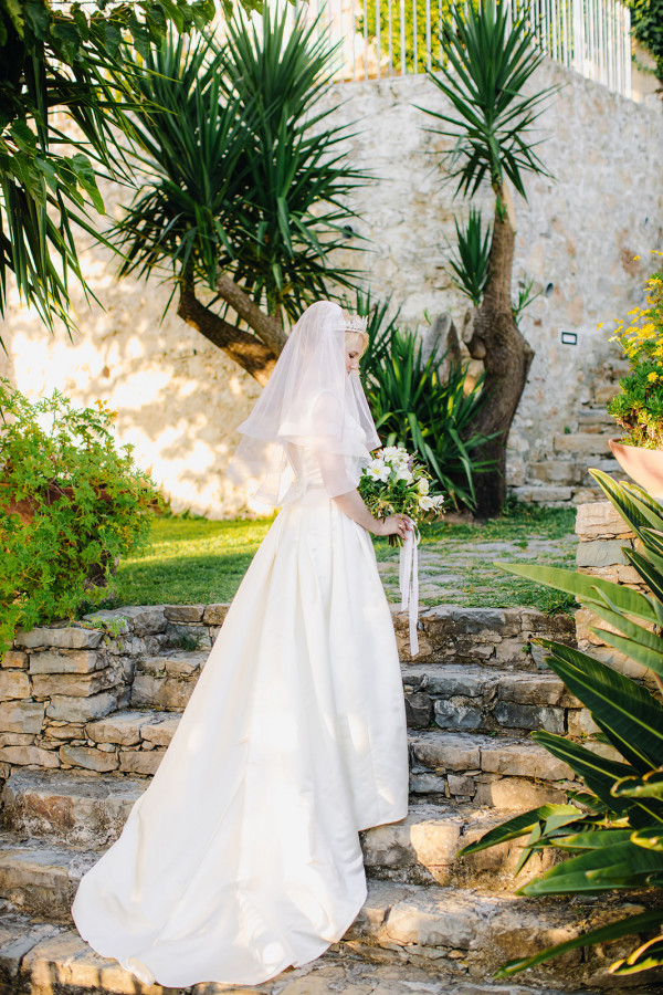 Свадебный ужин под сенью виноградных листьев