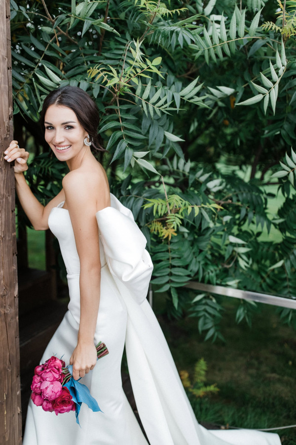 Яркая свадьба с церемонией у большого синего