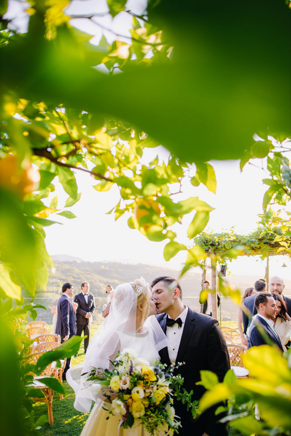 Свадебный ужин под сенью виноградных листьев