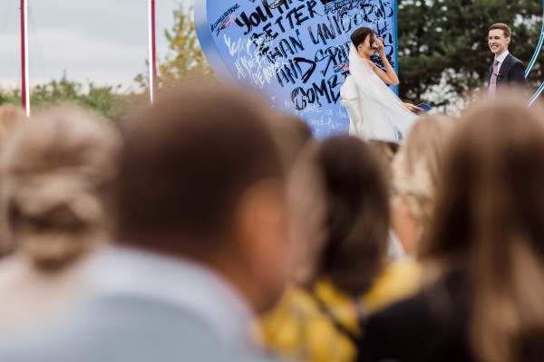 Яркая свадьба с церемонией у большого синего