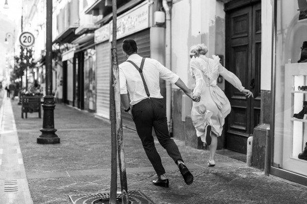 Невеста в свадебном платье своей мамы —