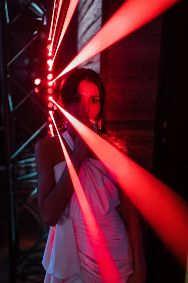 Яркая свадьба с церемонией у большого синего