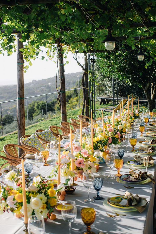 Свадебный ужин под сенью виноградных листьев