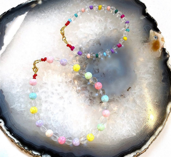 Все носят браслеты в стиле 90-х. Рассказываем,