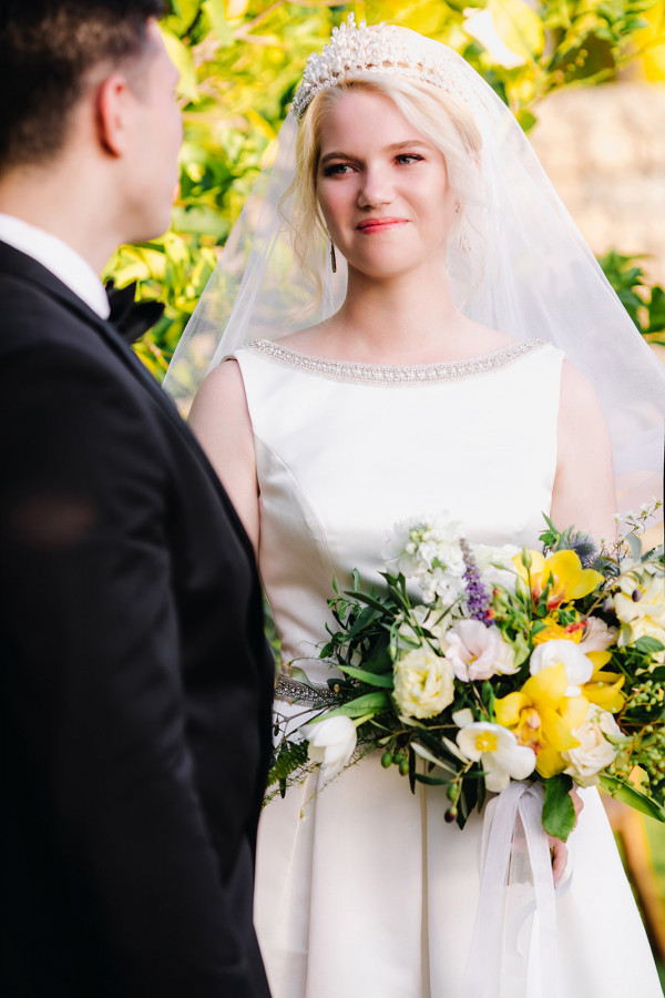 Свадебный ужин под сенью виноградных листьев